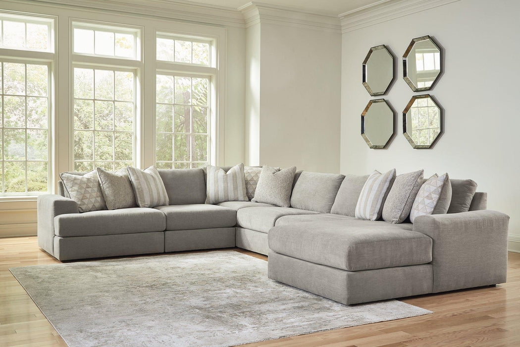 Avaliyah Sectional with Chaise